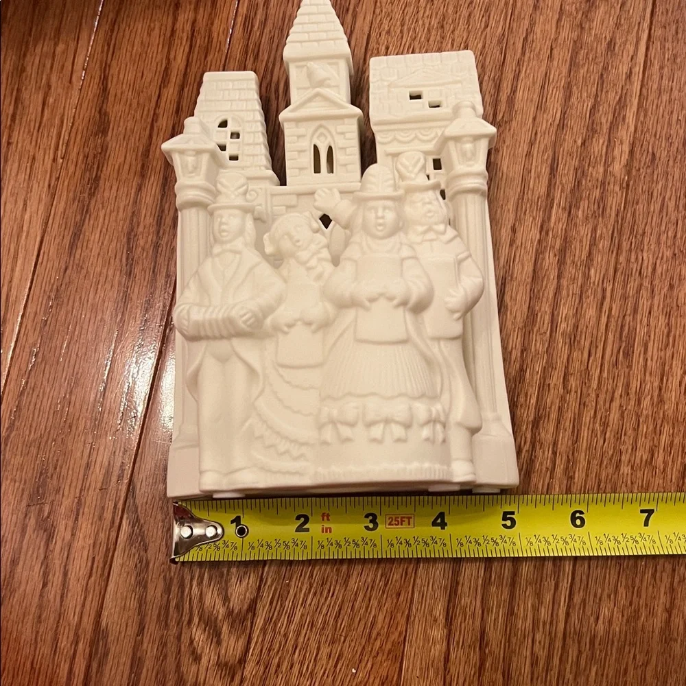 NEW IN BOX PartyLite Village Carolers White Porcelain Tea-light Candle Holder